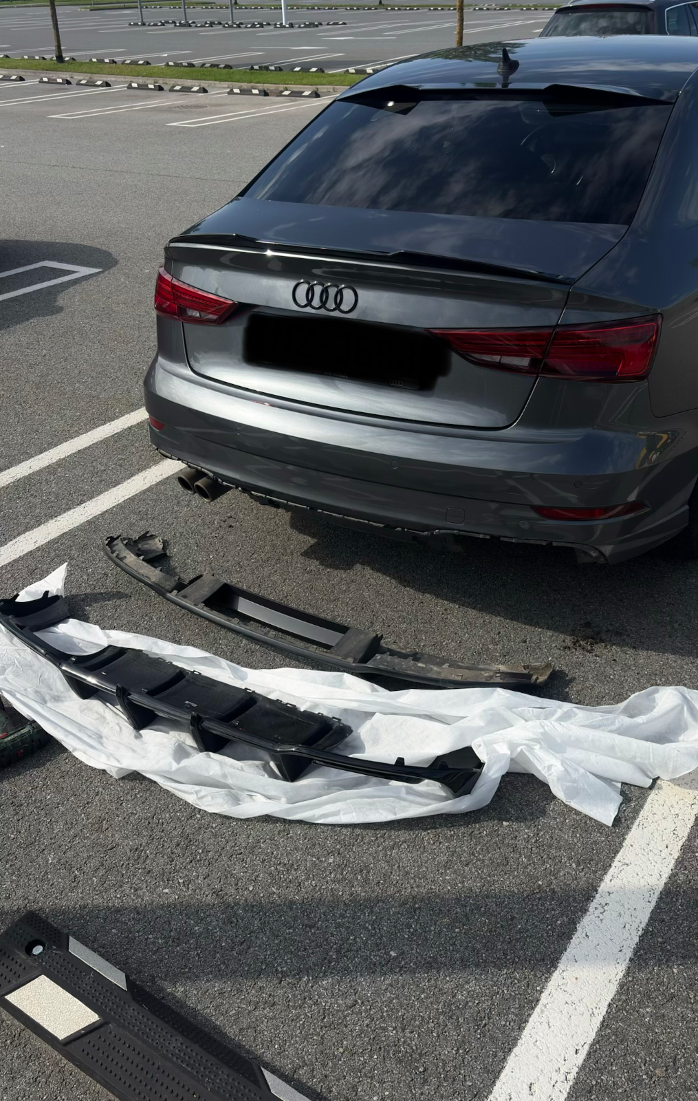 Audi A3 Limousine 2019 — aizmugurējā difuzora, priekšējās bampera lūpas un sānu moldingu pievienošana.