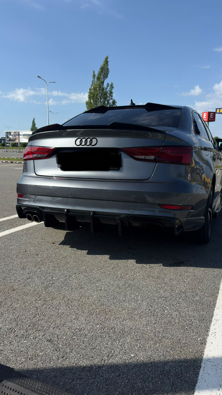 Audi A3 Limousine 2019 — aizmugurējā difuzora, priekšējās bampera lūpas un sānu moldingu pievienošana.