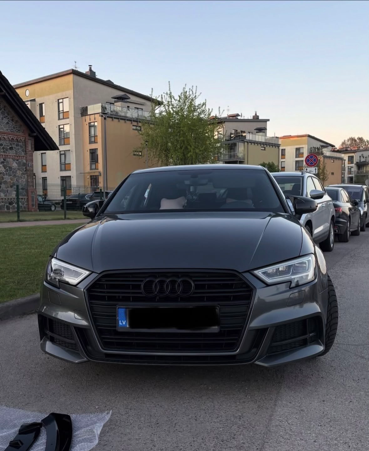 Audi A3 Limousine 2019 — aizmugurējā difuzora, priekšējās bampera lūpas un sānu moldingu pievienošana.