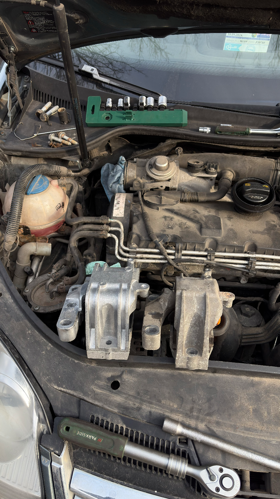 Volkswagen Jetta 2008 — motora spilvenu maiņa