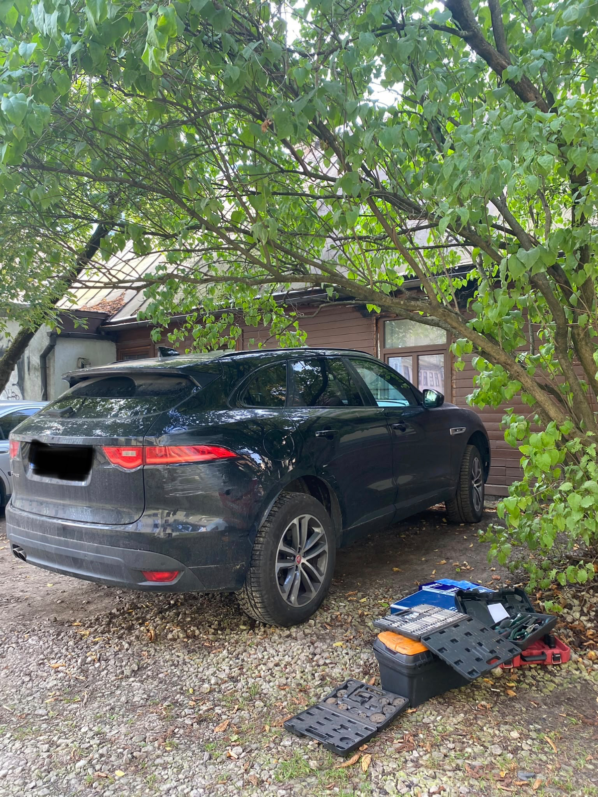 Jaguar F-Pace 2018 — bremžu disku un kluču maiņa