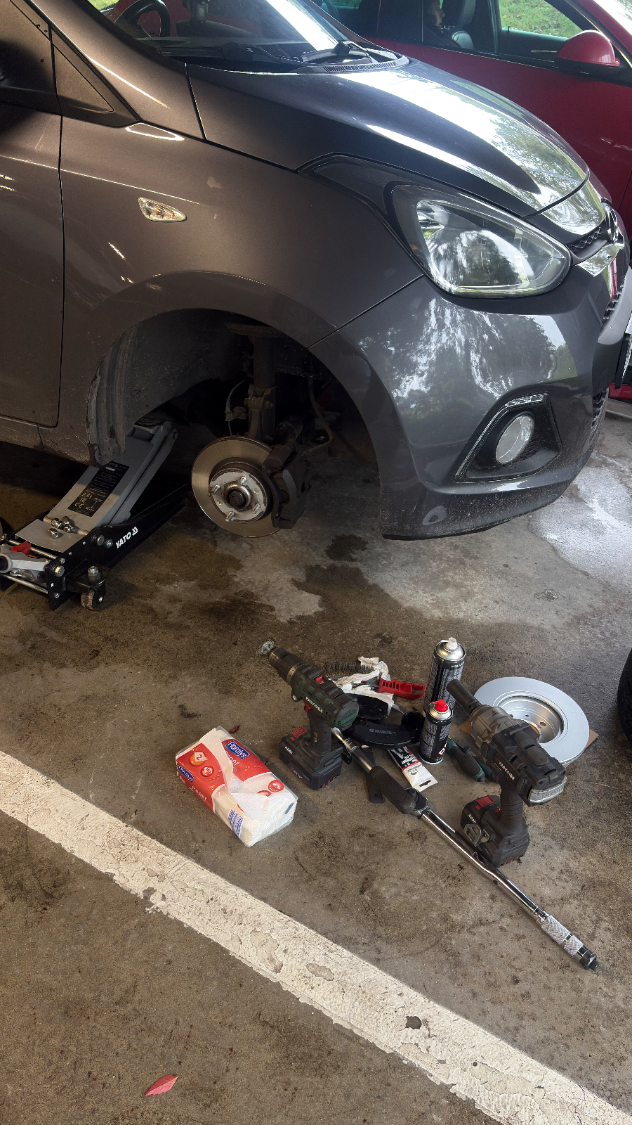 Hyundai i10 2014 — priekšējo bremžu disku un kluču maiņa