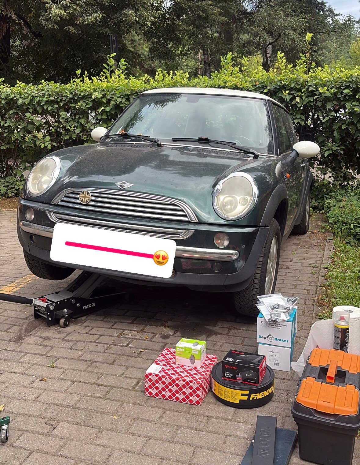 Mini Cooper 2008 — priekšējo bremžu disku un kluču maiņa